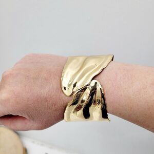 Brand New Gold Tone Irregular Shape Bangle Bracelet